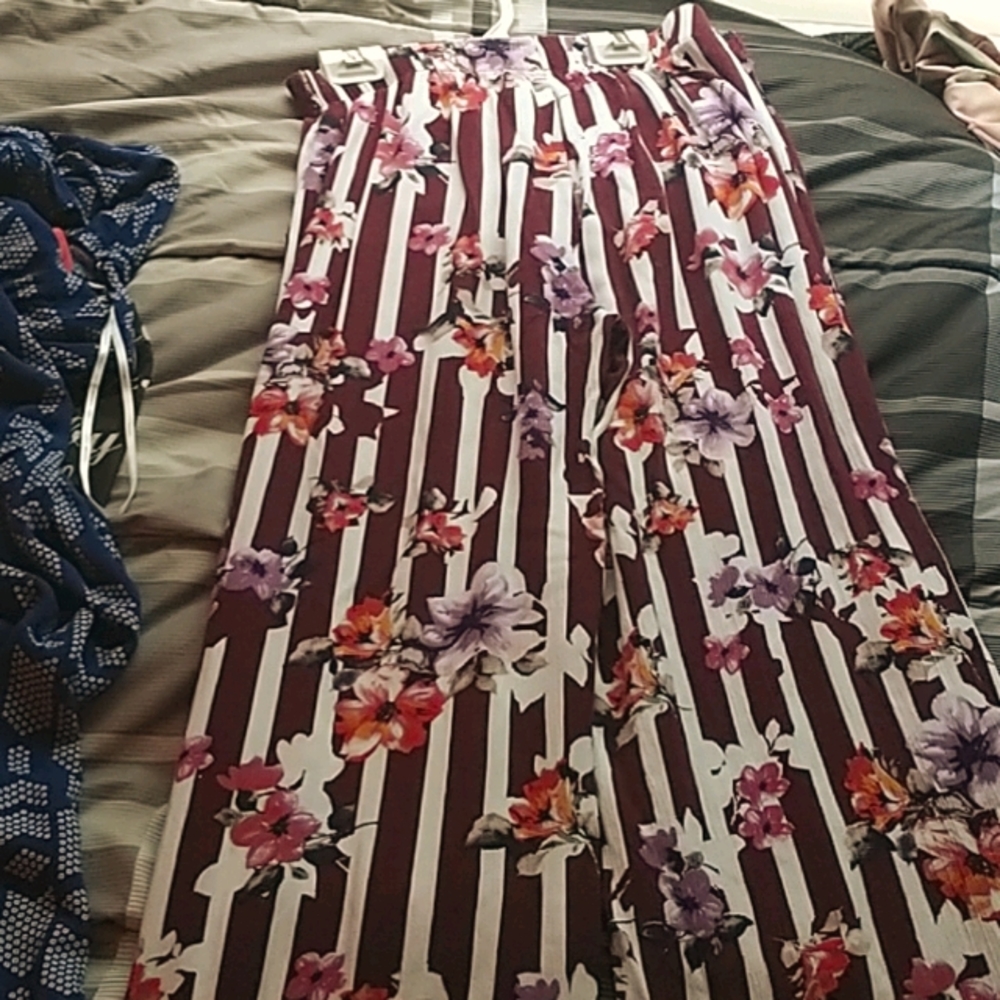 Free fitting pants with floral decoration